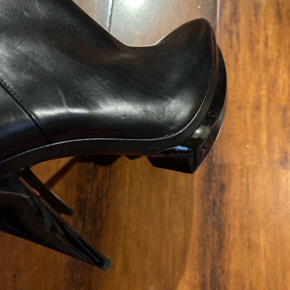Size 40 Black Ferre Leather Boots